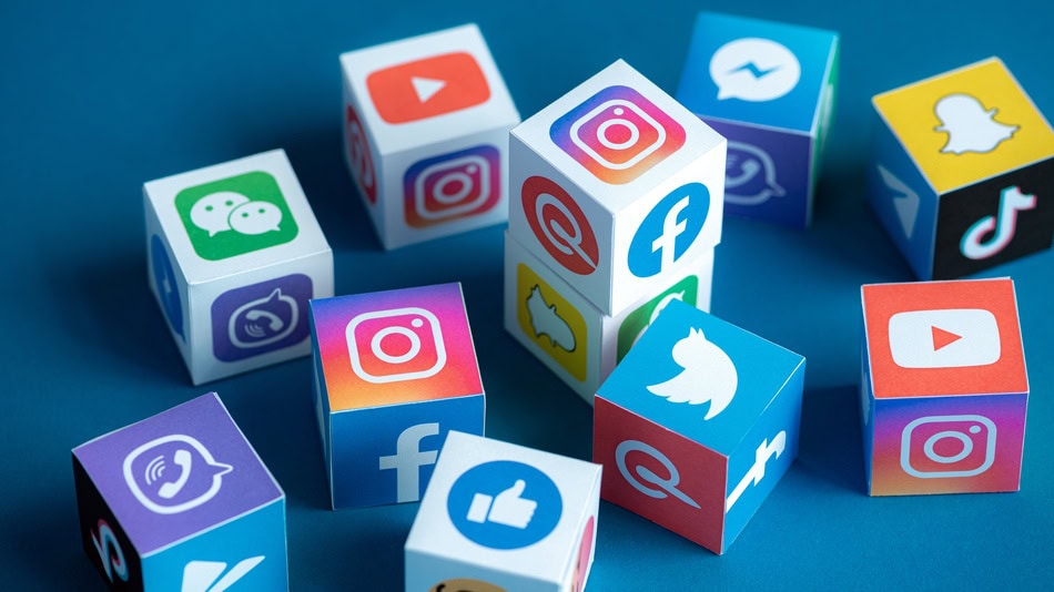smo logotipos de aplicaciones de redes sociales impresos en cubos