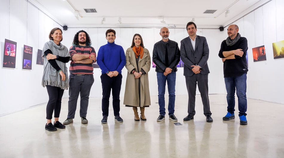 Alumnos y autoridades regionales en la inauguración.