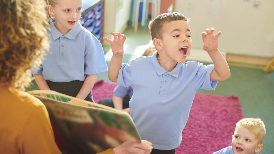 Juegos de lenguaje musical, niños de primaria cantando un cuento en clase