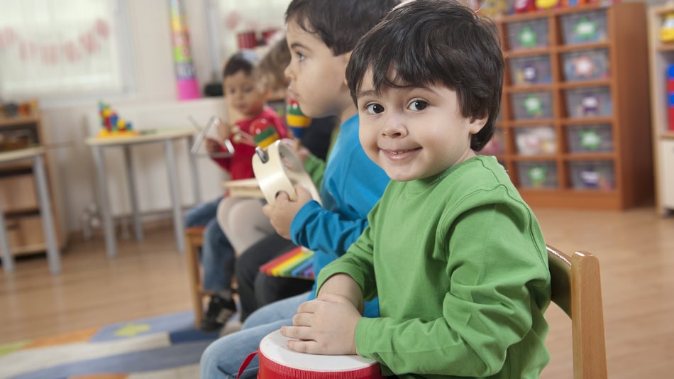 Los juegos del lenguaje musical son cooperativos niños en clase utilizando instrumentos musicales 