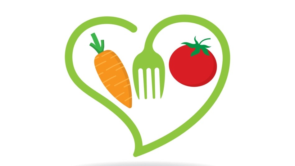 Concepto de alimentación y nutrición saludable Corazón como tenedor, zanahoria y tomate en su interior