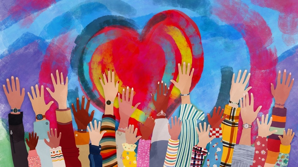 Concepto de diplomacia humanitaria Grupo de personas diversas con brazos y manos levantados hacia un corazón pintado a mano