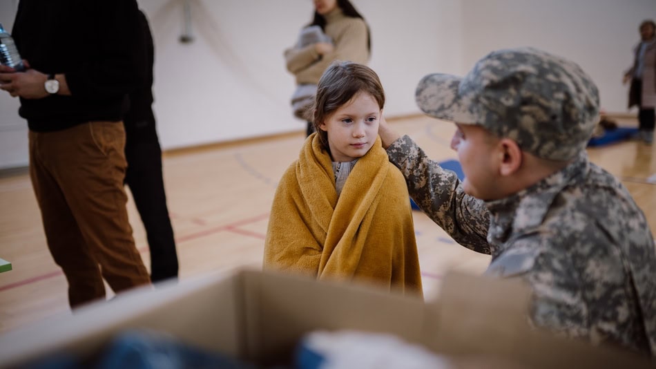 Diplomacia humanitaria Niña asistida en un centro de refugiados