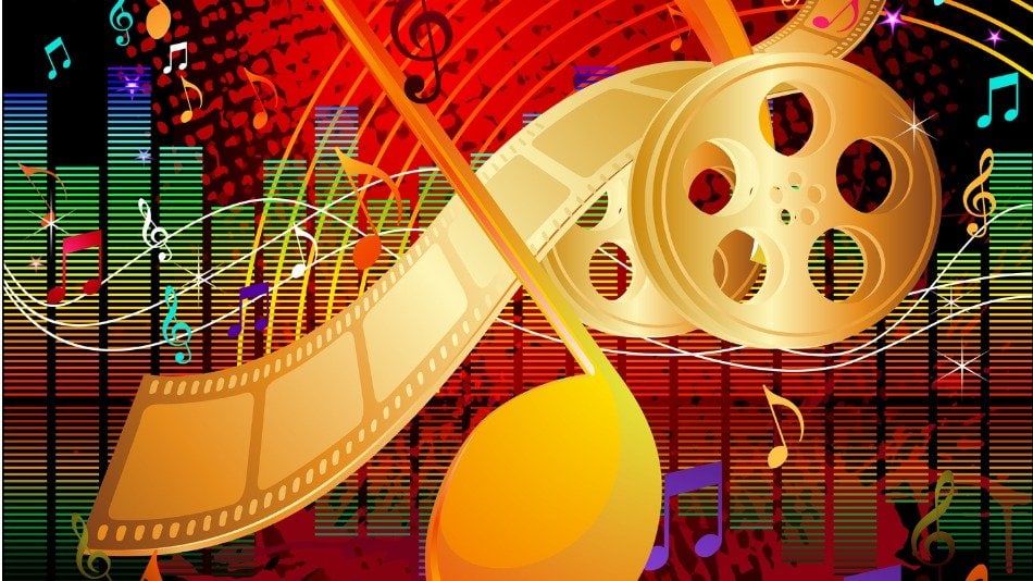 Concepto de música en el cine, rollo de película con notas musicales de fondo