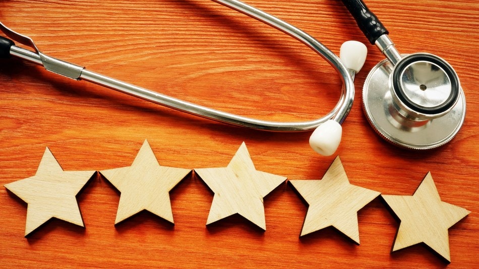 Fonendoscopio y 5 estrellas de madera como satisfacción del paciente