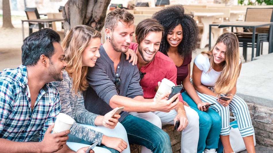 Chicos y chicas mirando redes sociales en su teléfonos