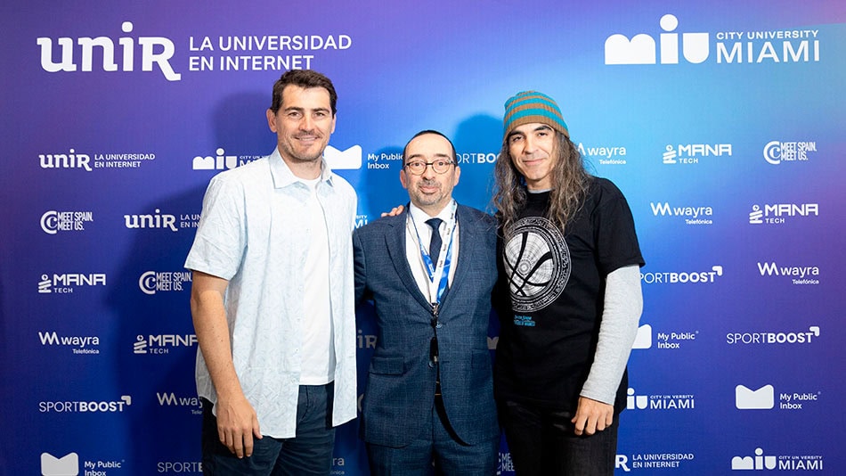 Iker Casillas, Daniel Burgos, vicerrector de UNIR, y Chema Alonso.