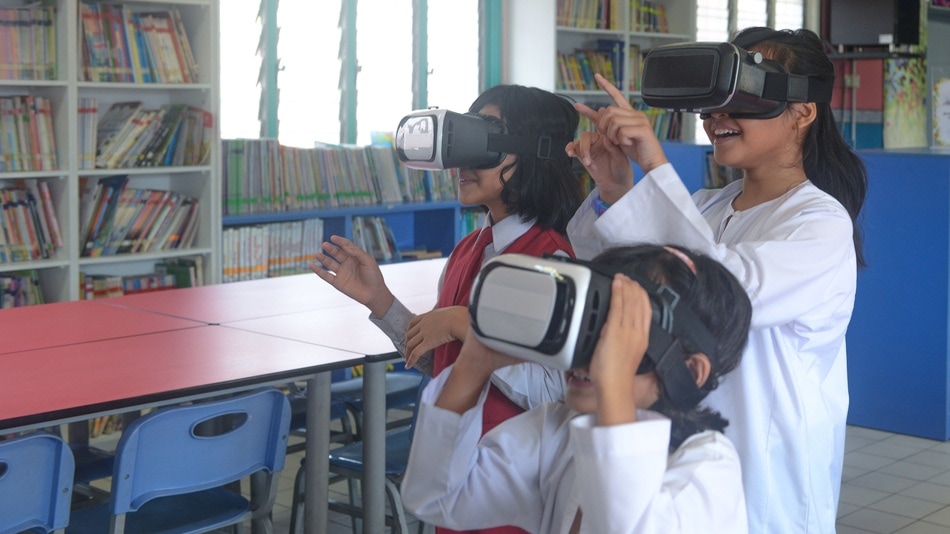 Las aplicaciones de la realidad virtual en el campo de la educación, niños en clase con gafas de realidad virtual