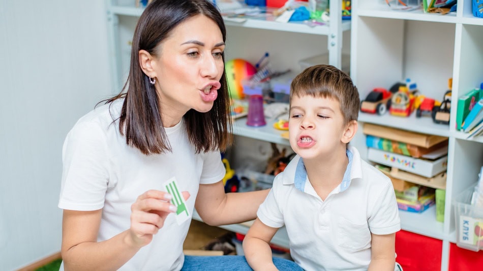 Los logopedas trabajan con niños discapacitados