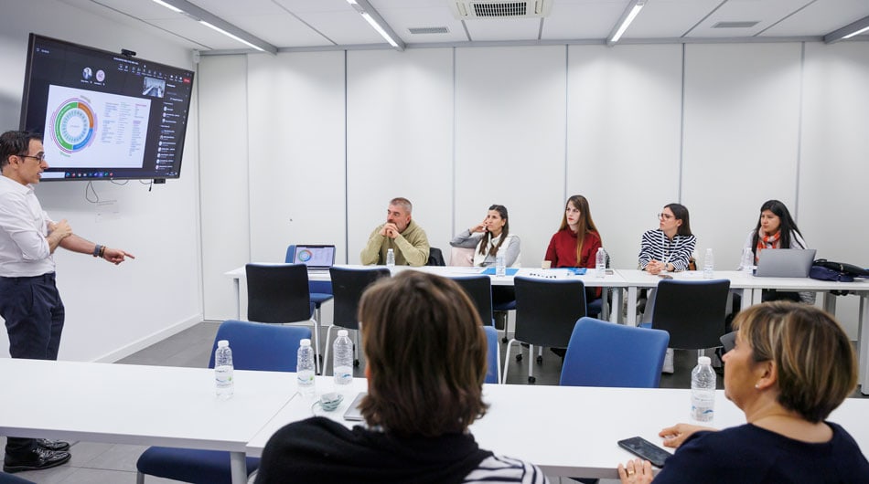 El director de operaciones, Óscar Sánchez, durante su encuentro con los representantes.