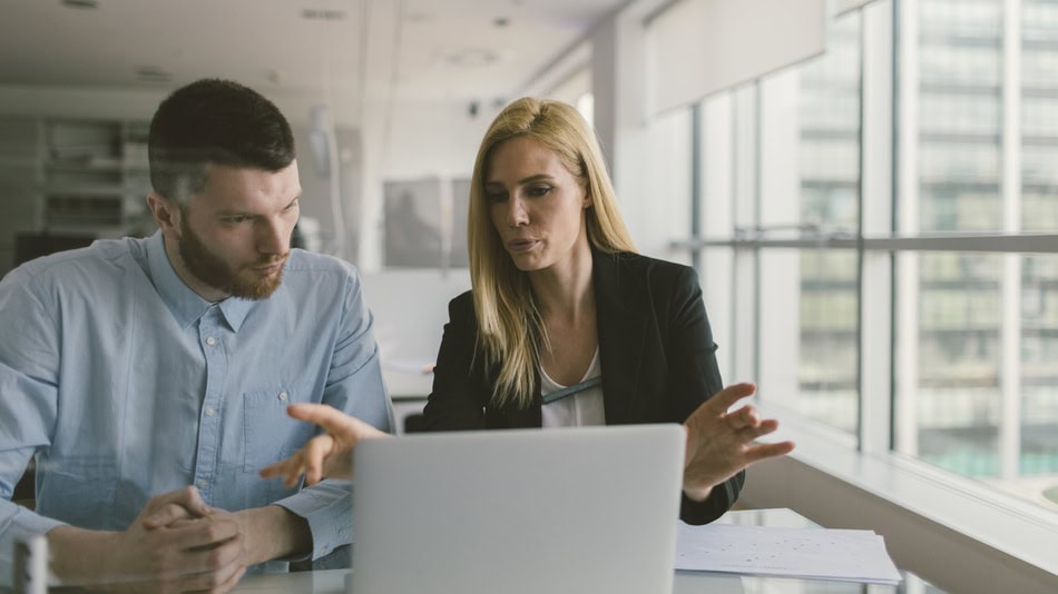 Pareja utilizando la metodología talent analytics