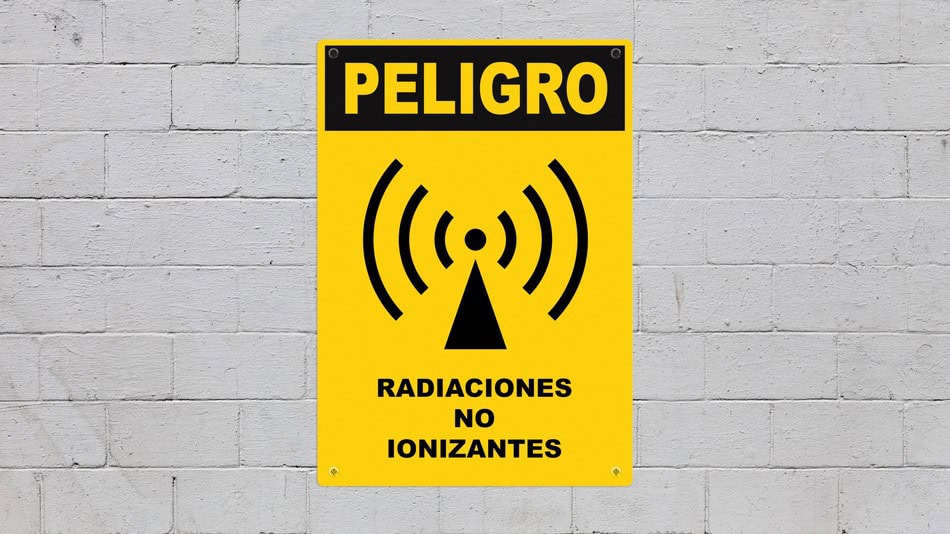 Tipos de radiaciones cartel de "Peligro" por radiaciones no ionizantes