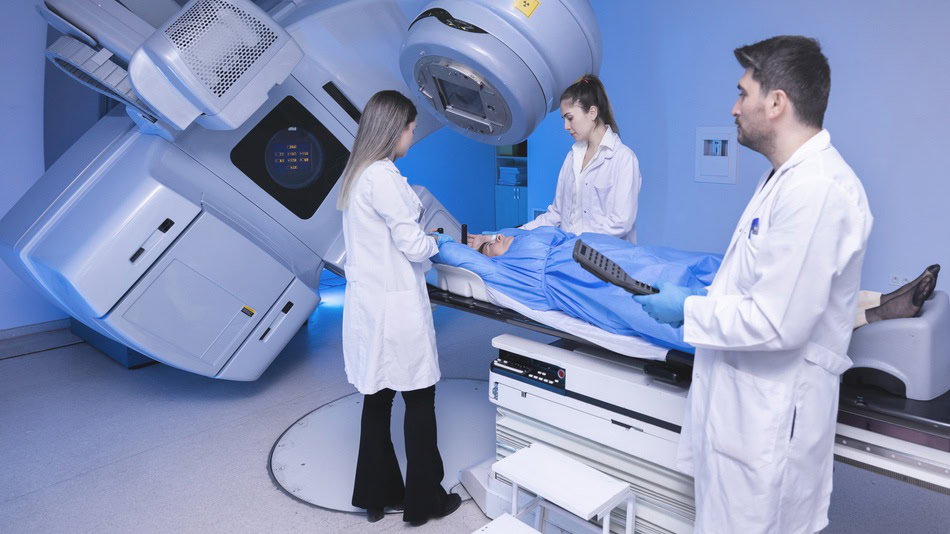 Uno de los tipos de radiaciones en el campo de la medicina es radioterapia para el cáncer