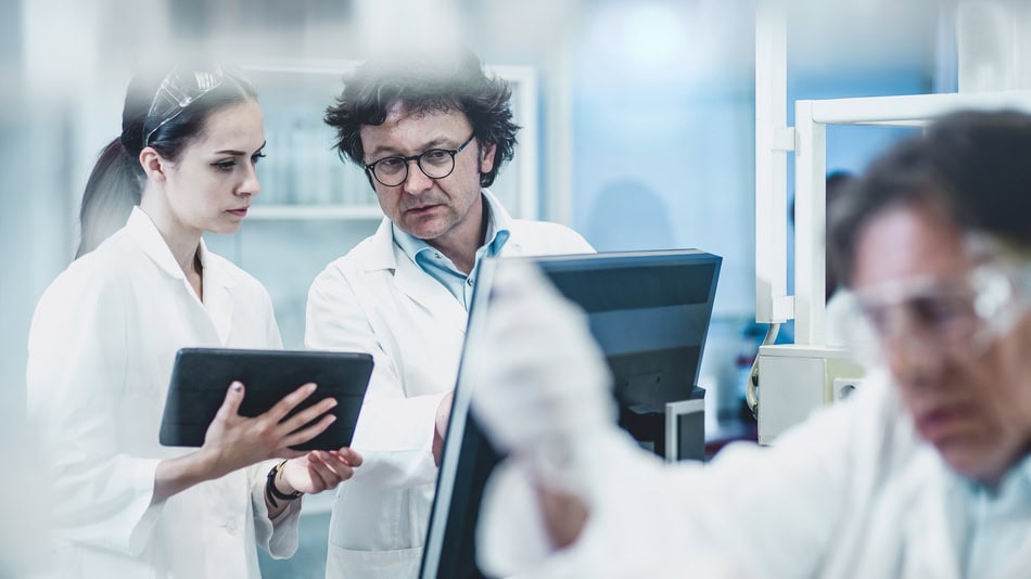 Ingeniero biomédico en un laboratorio