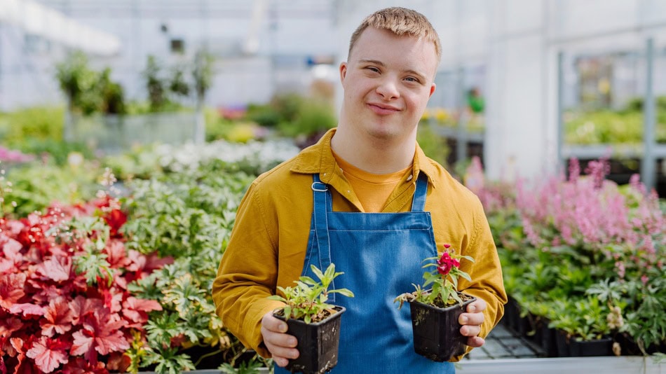 Inclusión de personas con discapacidad empleado de un centro de jardinería