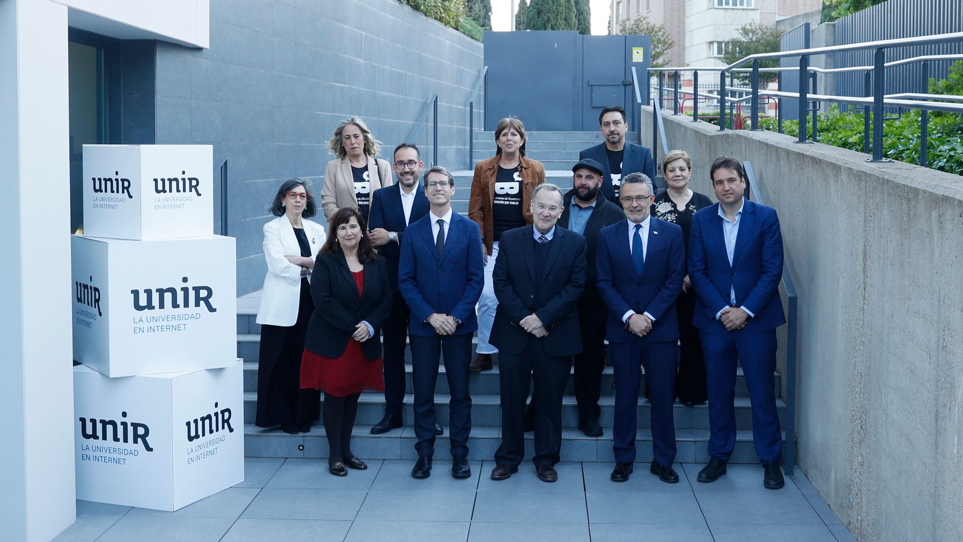 Foto de familia de premiados y autoridades.