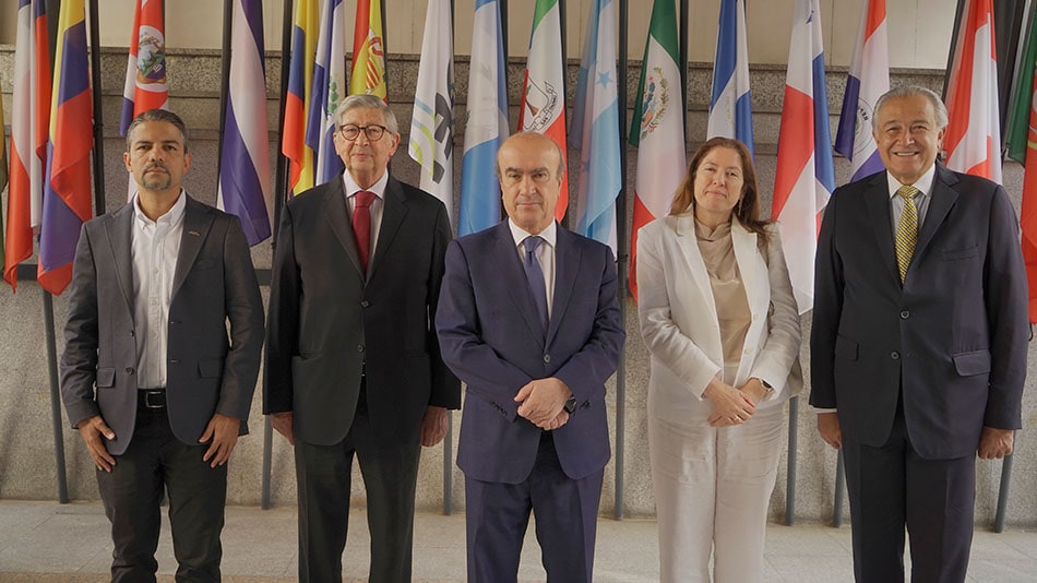 De izquierda a derecha: Luis Guillermo Patiño, secretario de Educación de Medellín; Rafael Puyol, presidente de UNIR; Mariano Jabonero, secretario general de la OEI; María del Ángel Muñoz, directora general de Planificación y Gestión Educativa del Ministerio de Educación de España; y Óscar Naranjo, presidente del Consejo Social de UNIR en Colombia