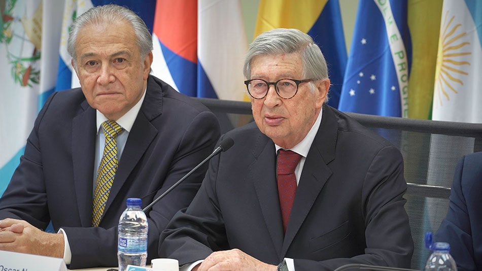 Rafael Puyol, presidente de UNIR, habla a los asistentes. A su derecha, Óscar Naranjo, presidente del Consejo Social de UNIR en Colombia.