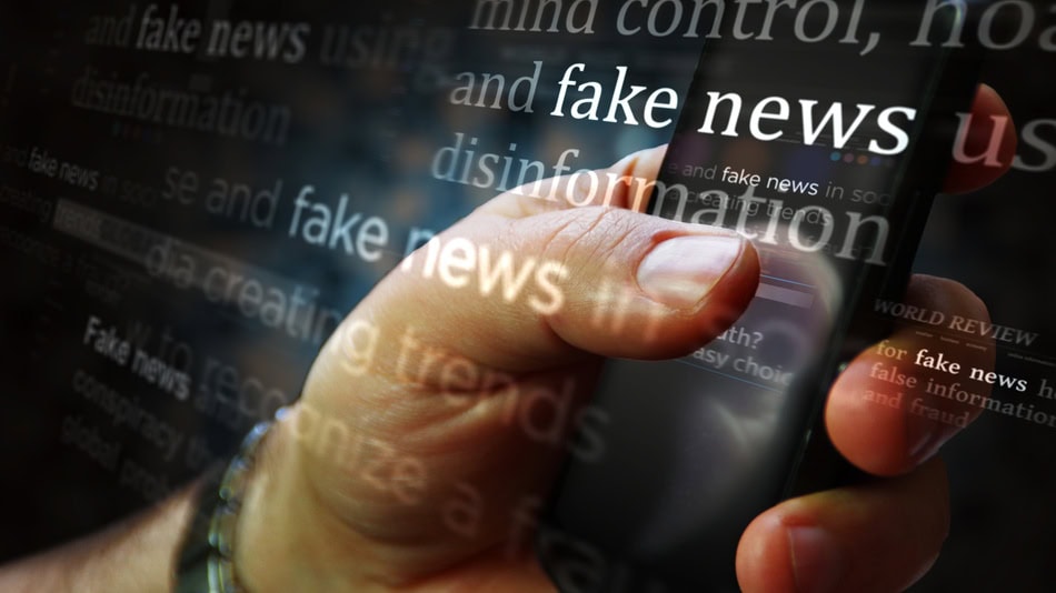 Títulos en la pantalla de un teléfono móvil con noticias falsas (fake news)