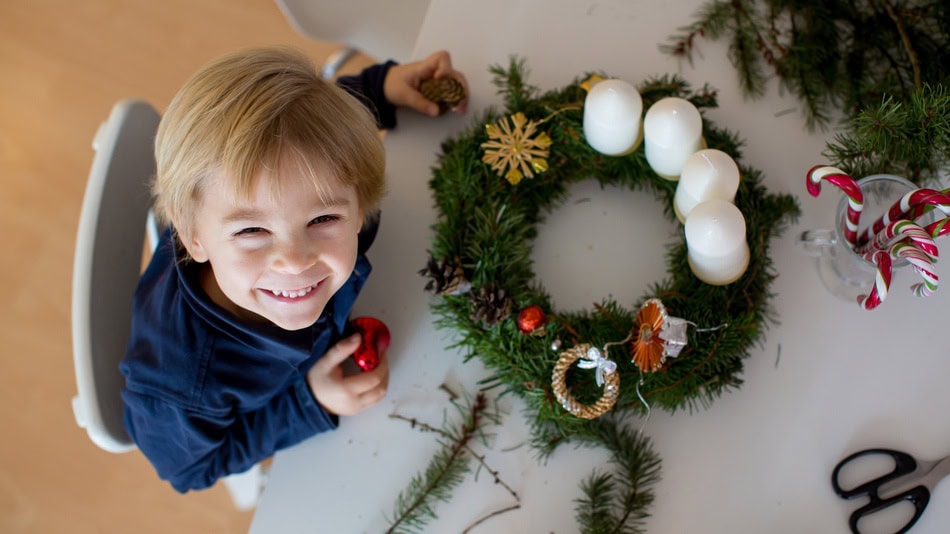 Una actividad infantil de Navidad puede ser crear una corona de Navidad