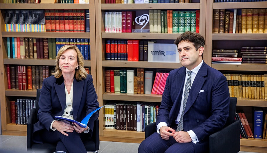Elvira Marco, de UNIR, y Roberto Iturriaga, director general de Cultura, atienden a la intervención online del consejero.