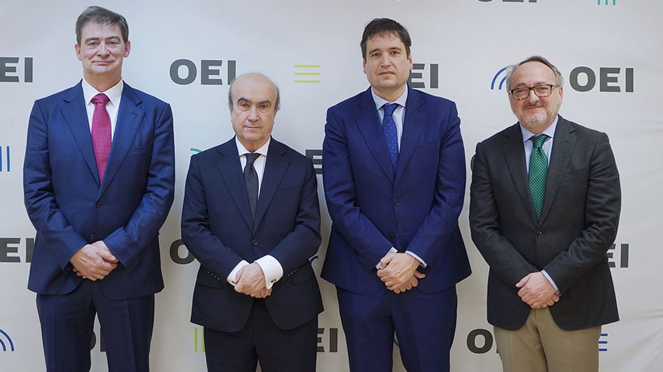 Los representantes de OEI y UNIR en la sede del primero.
