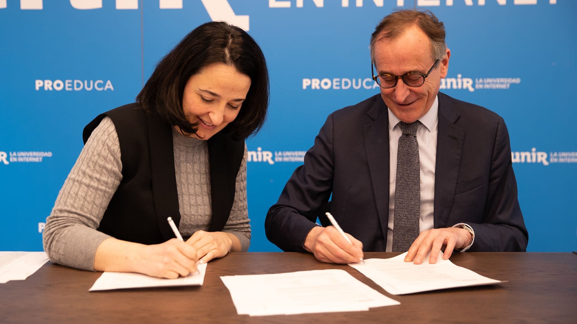 Lola Arranz, vicedecana de Desarrollo y Organización Académica de UNIR, y Alfonso Alonso, presidente de ACENTO, en el momento de la firma 