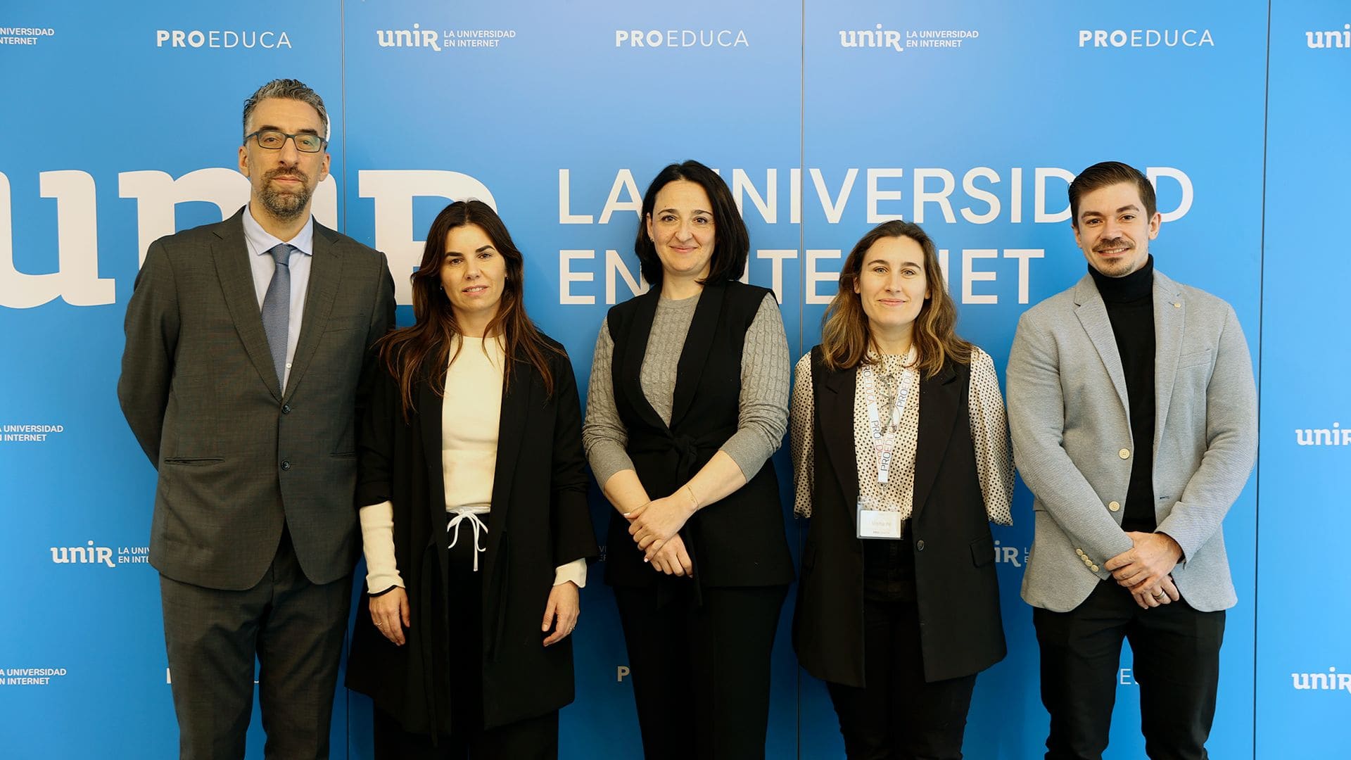 Representantes de UNIR y LLYC durante la firma del convenio.