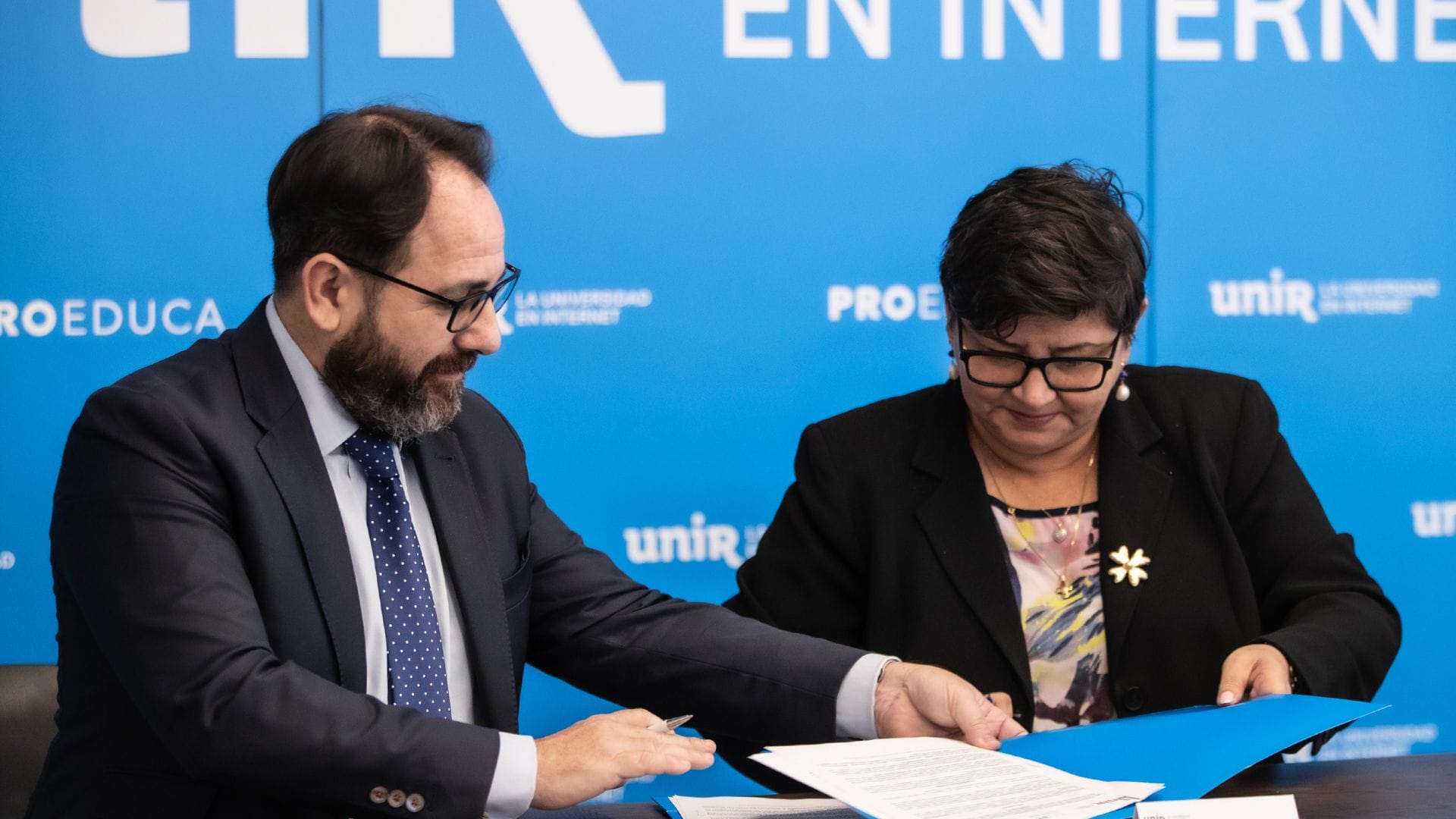 Moisés Moya, director de Relaciones Institucionales para Latinoamérica de UNIR junto a la doctora Carla Marina Paredes Reyes, Ministra de Salud de Honduras.