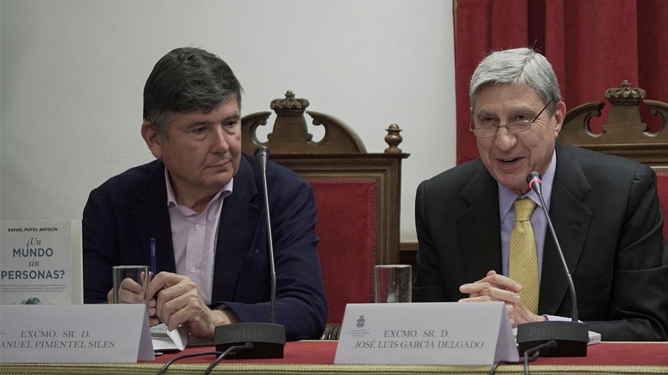 Manuel Pimentel, exministro de Trabajo y presidente de la editorial Almuzara, y José Luis Delgado, académico de la RACMyP, intervinieron en el acto de presentación del libro.