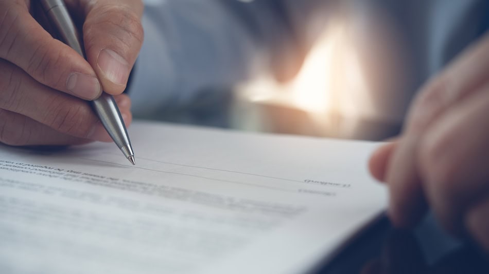 Trabajador firmando su finiquito