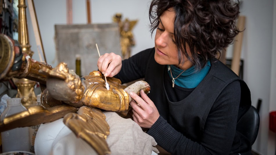 Un restaurador de arte es un profesional encargado de la conservación y recuperación de obras de arte o bienes culturales