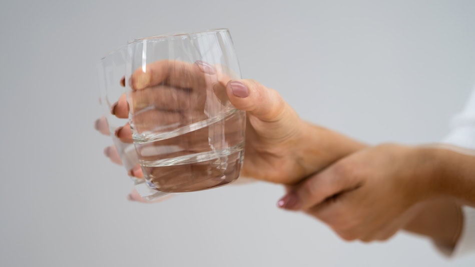 Uno de los síntomas del Parkinson es el temblor del cuerpo