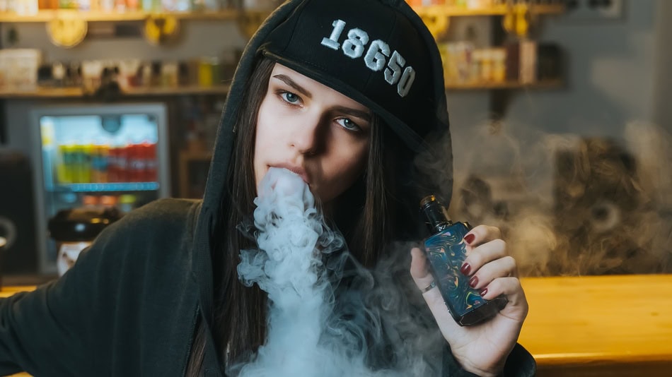 Para dejar de fumar no se debe sustituir por otros hábitos dañinos como los cigarrillos electrónicos