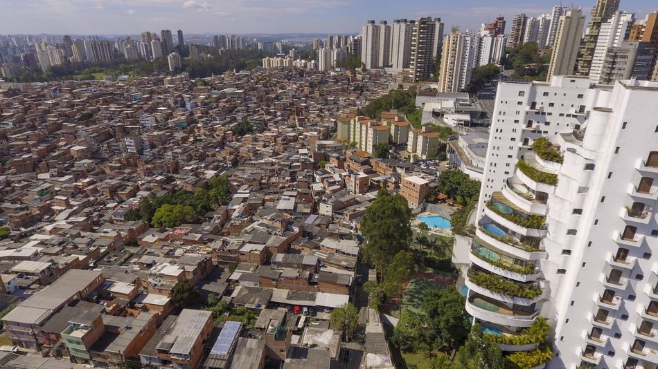 Se entiende por desigualdad a la ausencia de un equilibrio entre dos o más personas por cuestiones económicas, fiscales, políticas o socioculturales