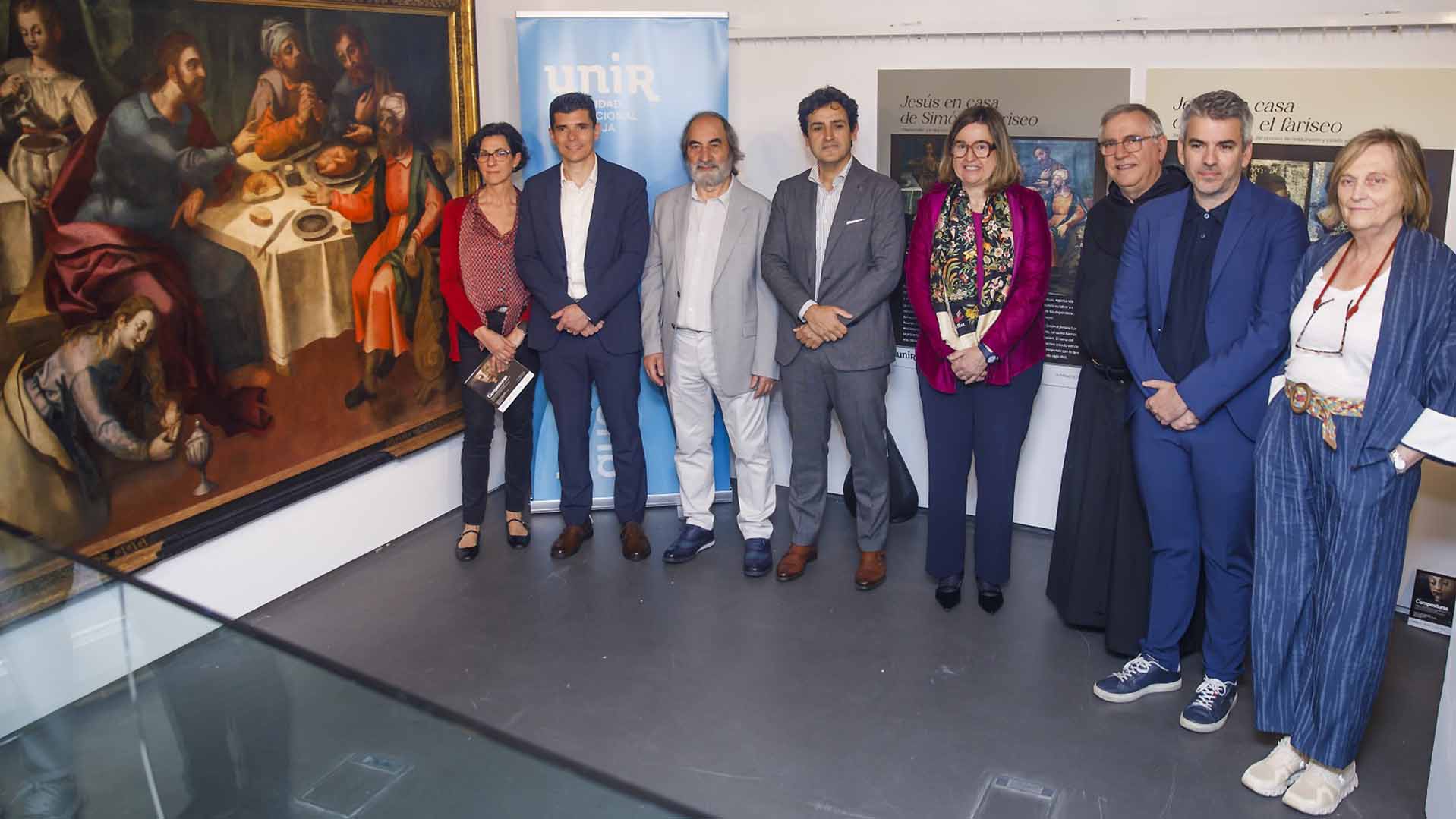 Foto de investigadores, restauradores y representantes institucionales durante la inauguración de la exposicón "Composturas".