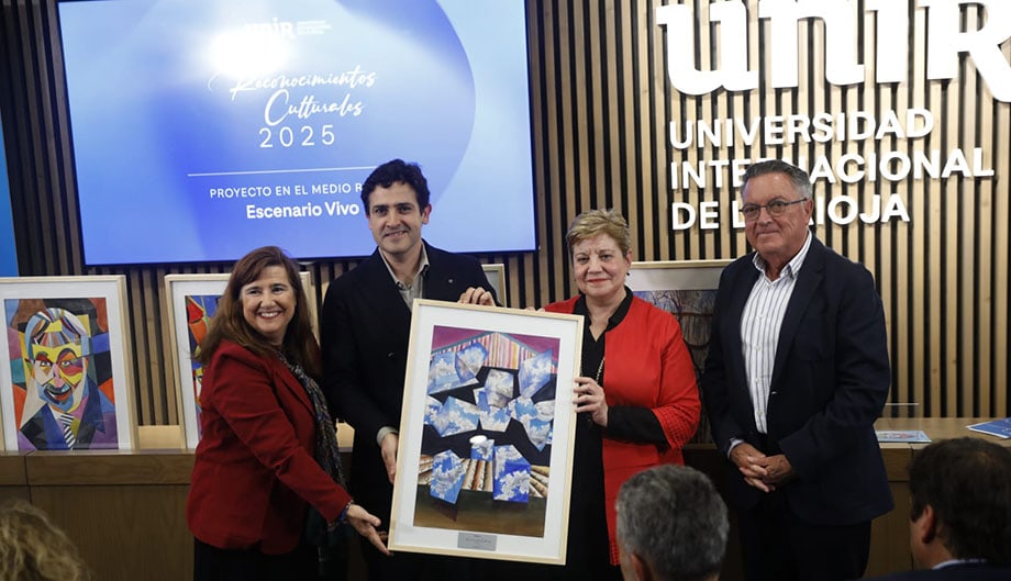Roberto Iturriaga y Almudena Martínez recogen el galardón a "Proyecto cultural en el medio rural".