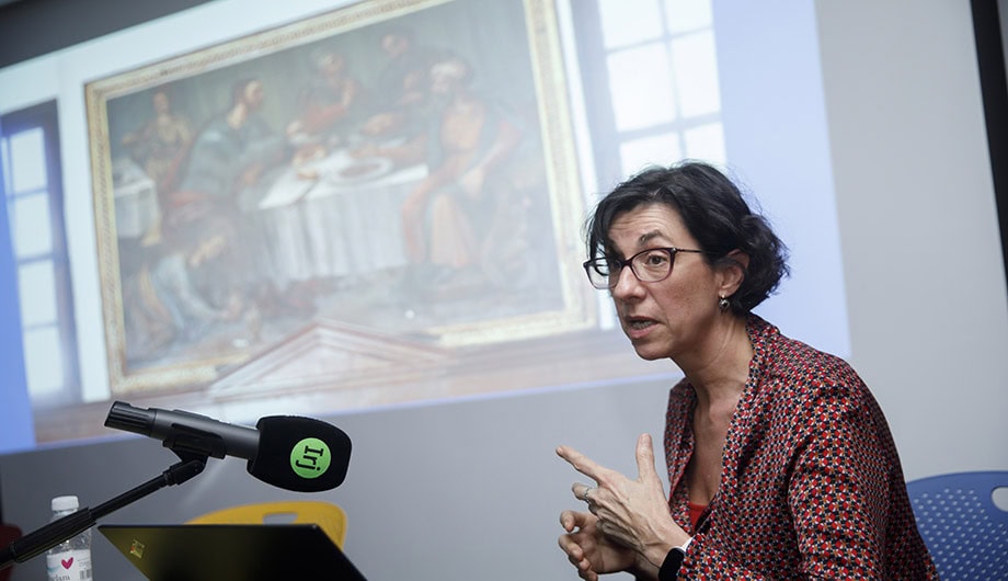 Nuria Esteso, restauradora del cuadro, explica la intervención manual llevada a cabo.