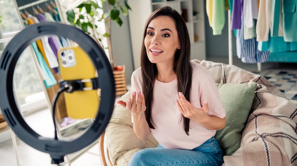 el funcionamiento del modelo flywheel se basa en una rueda girando que impulsa las ventas a medida que los clientes fidelizan su relación con la marca