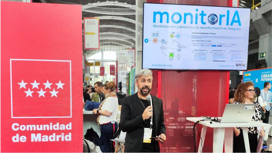 Francisco Javier Catón presentando MonitorIA en el stand de la Comunidad de Madrid.