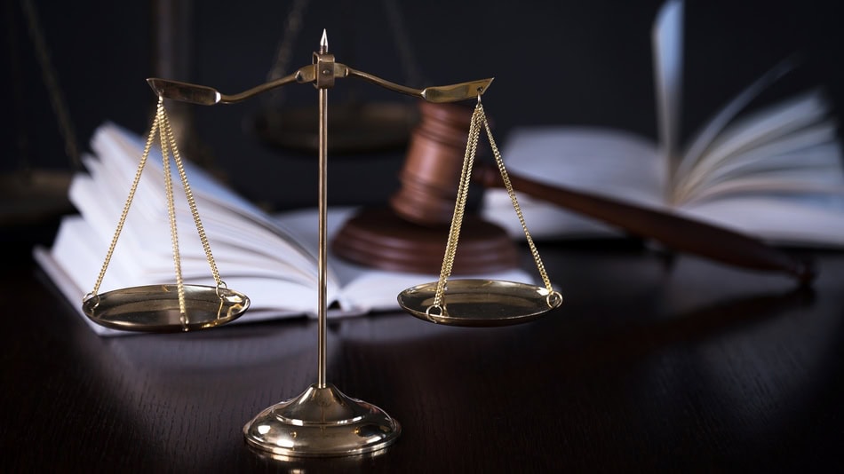 Además de con los letrados, los abogados comparten importantes similitudes y diferencias con otros profesionales del ámbito jurídico
