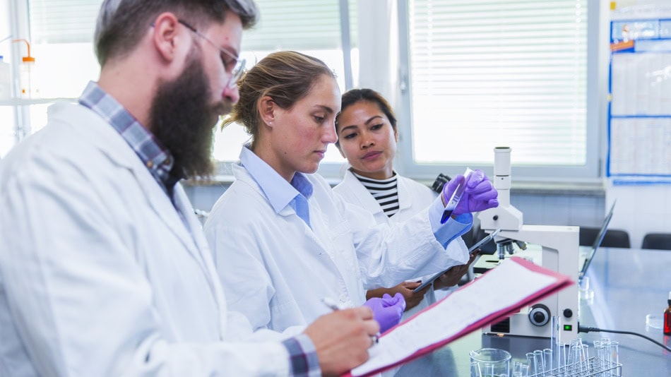 La idea de un ensayo clínico puede aparecer en el laboratorio cuando se observan tratamientos prometedores