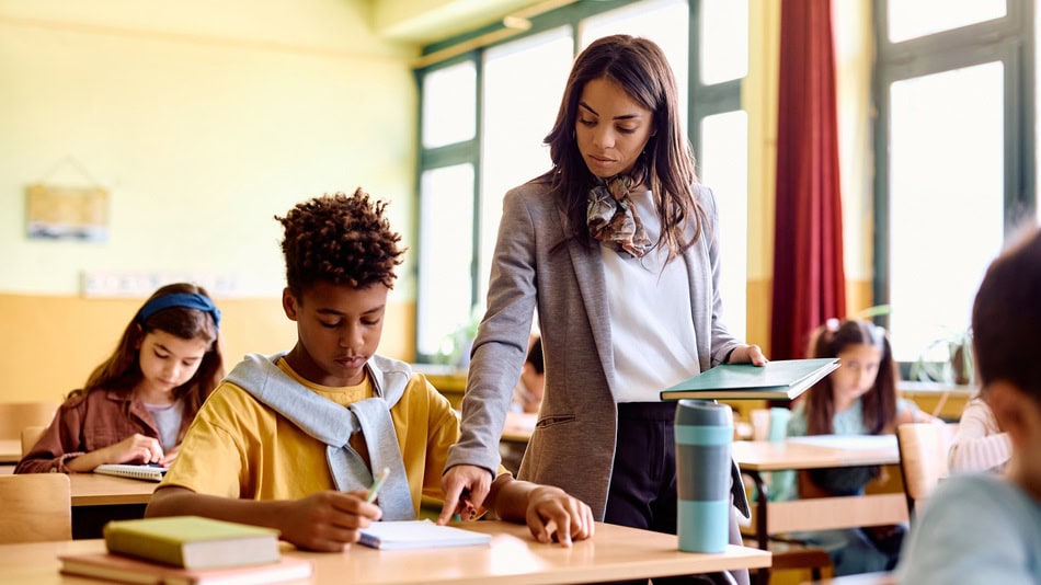 Los profesores interinos son profesionales sin plaza que sustituyen a docentes en centros de titularidad pública durante el tiempo