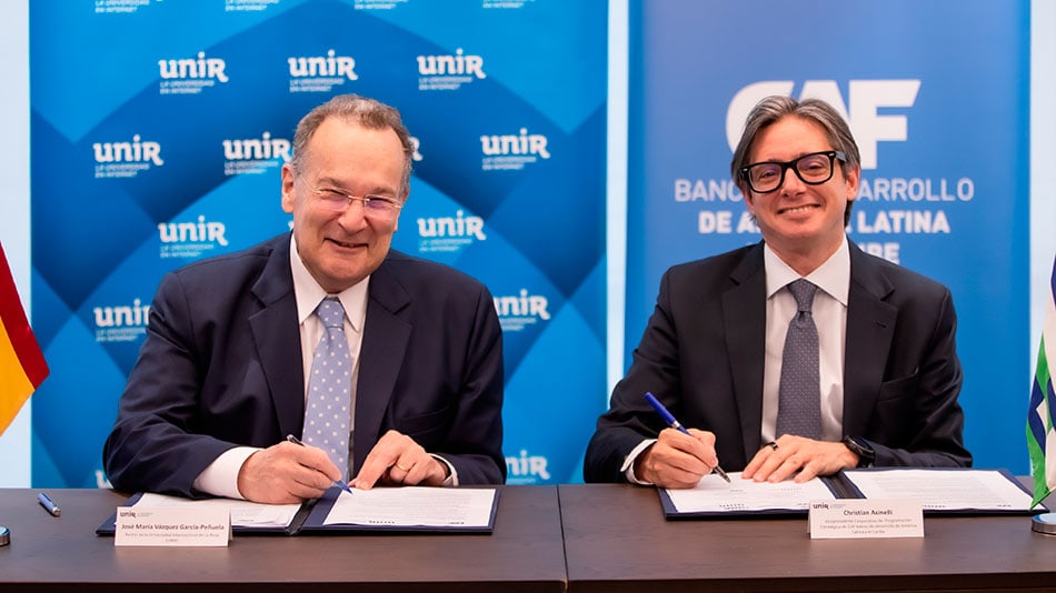 José María Vázquez García-Peñuela, rector de UNIR, y Christian Asinelli, Vicepresidente Corporativo de Programación Estratégica de CAF, en el acto de firma del convenio