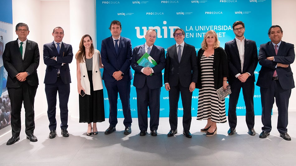 Alfredo Timermans del Olmo, Director de Políticas Públicas de UNIR; Antonio Morales, Ejecutivo Senior de la Dirección de Análisis y Evaluación Técnica de agua y saneamiento de CAF; Karla Molina, Ejecutiva Principal de la Dirección de Alianzas Globales de CAF; Javier Galiana, Director Ejecutivo de UNIR; José María Vázquez García-Peñuela, rector de UNIR; Christian Asinelli, Vicepresidente Corporativo de Programación Estratégica de CAF;Gema Cerro Jiménez, Directora Corporativa Desarrollo Institucional en UNIR; Andrés Sarache, Ejecutivo de la Vicepresidencia Corporativa de Programación Estratégica de CAF; y Martín Santivañez Prorrector para América Latina de Proeduca.
