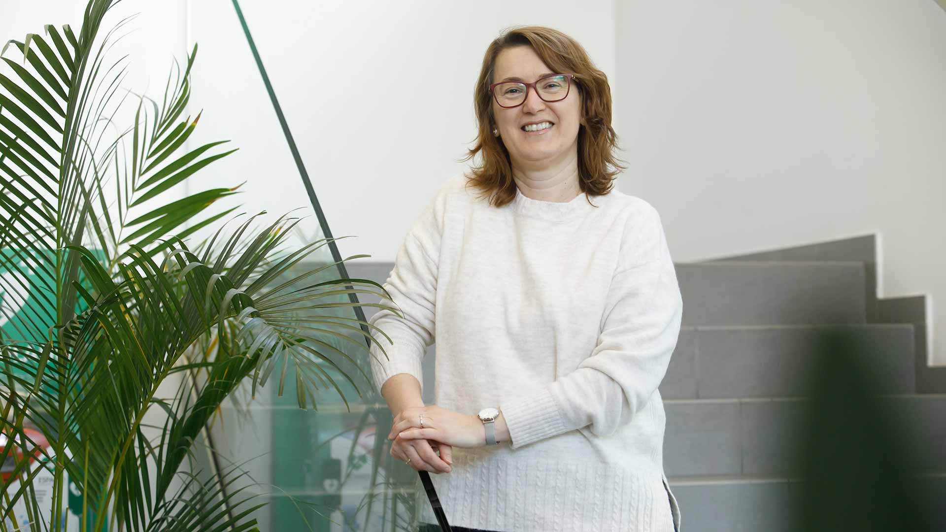 La docente eslovaca Viera Kačinová posa en el rectorado de la Universidad Internacional de La Rioja.