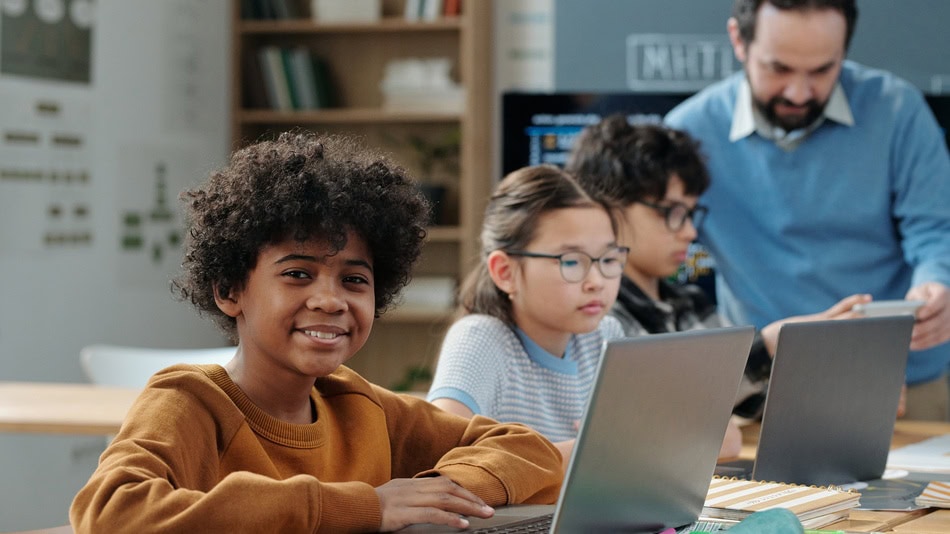 Poner fin a la brecha digital requiere actuar a todos los niveles, tanto sociales como educativos