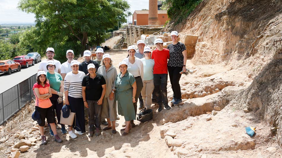 Autoridades académicas y políticas posan con los participantes del Campo de Arqueología de Calahorra.