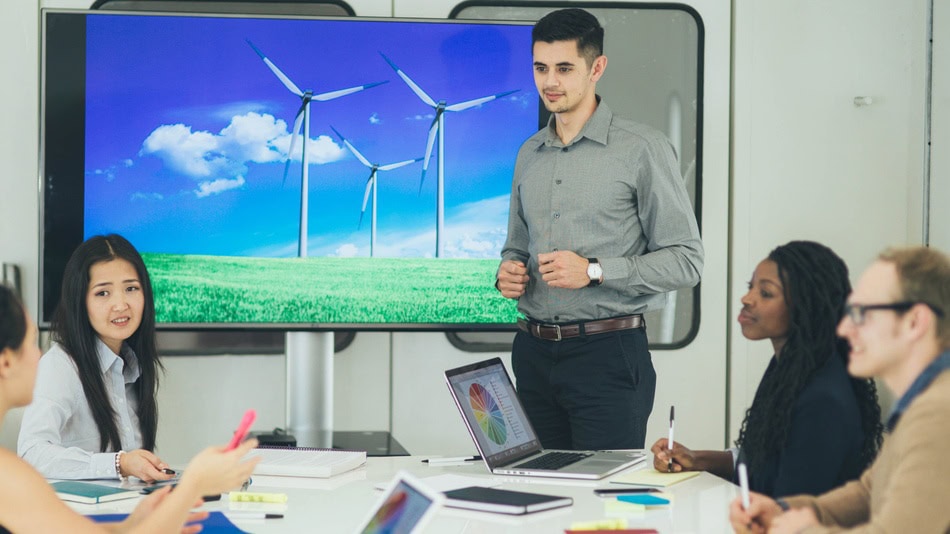 El experto que asesora a las empresas sobre cómo integrar estrategias de sostenibilidad en sus modelos de negocio es el denominado consultor de sostenibilidad