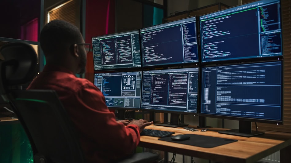 el hacker ético (o jáquer, adaptado al español) emerge como una figura capaz de garantizar la protección de sistemas, redes y datos